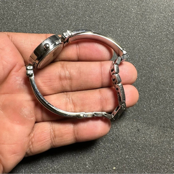 Ladies quartz silver tone diamond accent wrist watch working with new battery - Picture 5 of 9